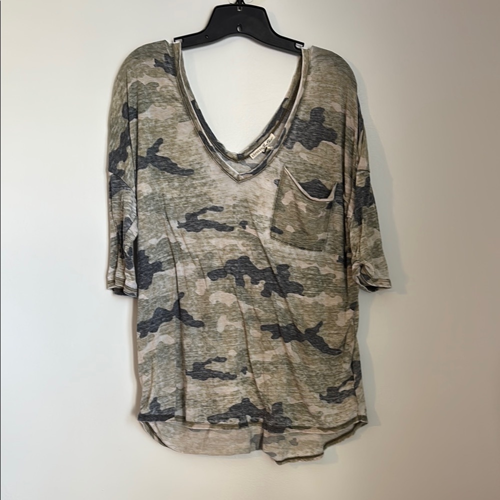 Express Camo Green & Gray Vneck Asymmetrical Pocket T-Shirt size large